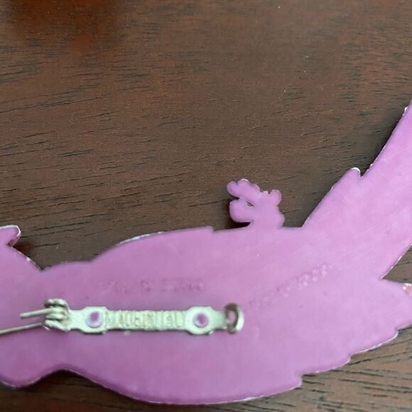 Italian Pink Parrot Brooch – Vintage Glamour with Gemstone Eye - Picture 4 of 6